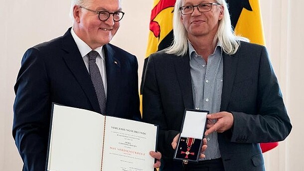Bundespräsident Frank-Walter Steinmeier und Ulrich Ballhausen bei der Verleihung des Bundesverdienstkreuzes